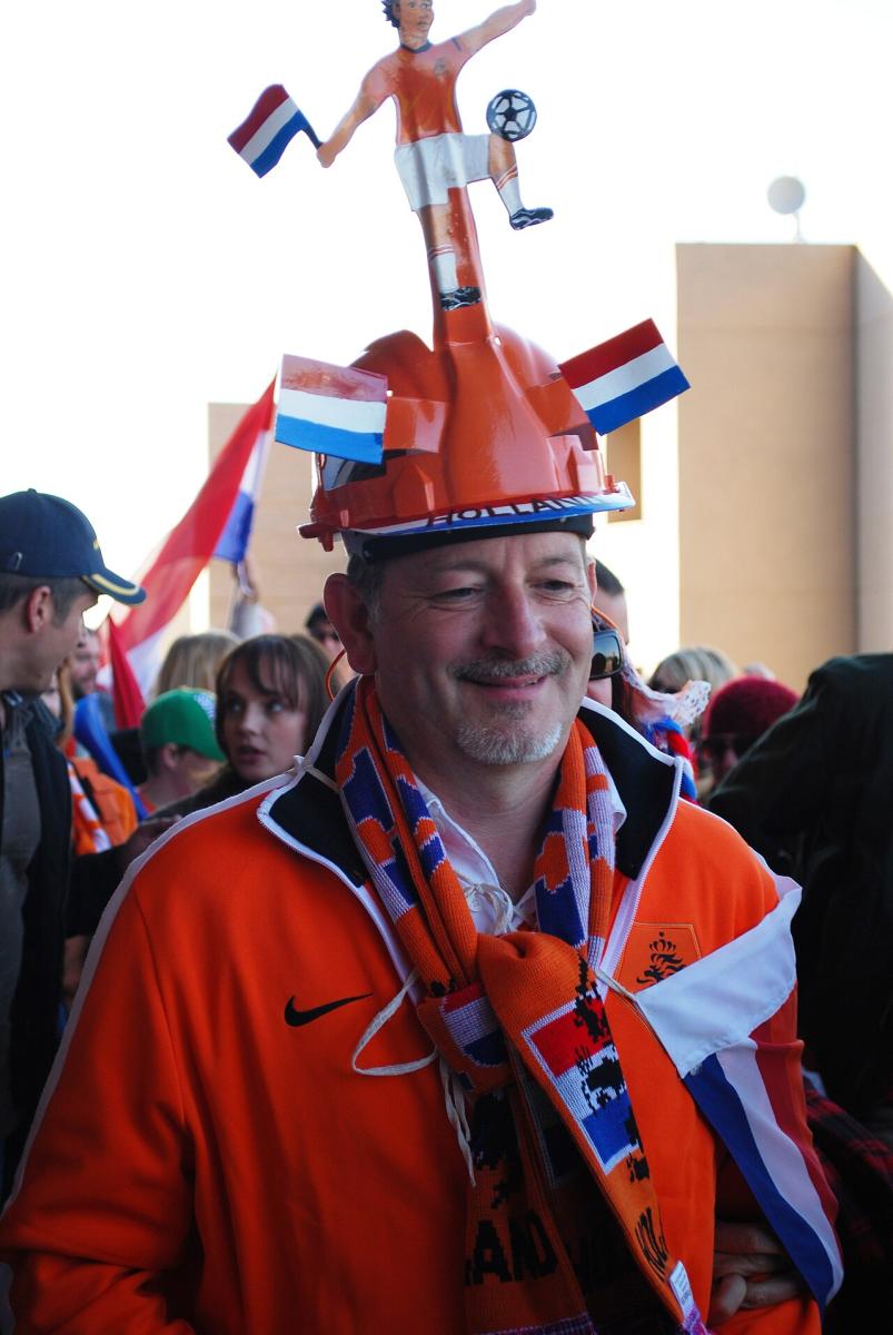 客场远征的球迷让战术意图在画面里一目了然